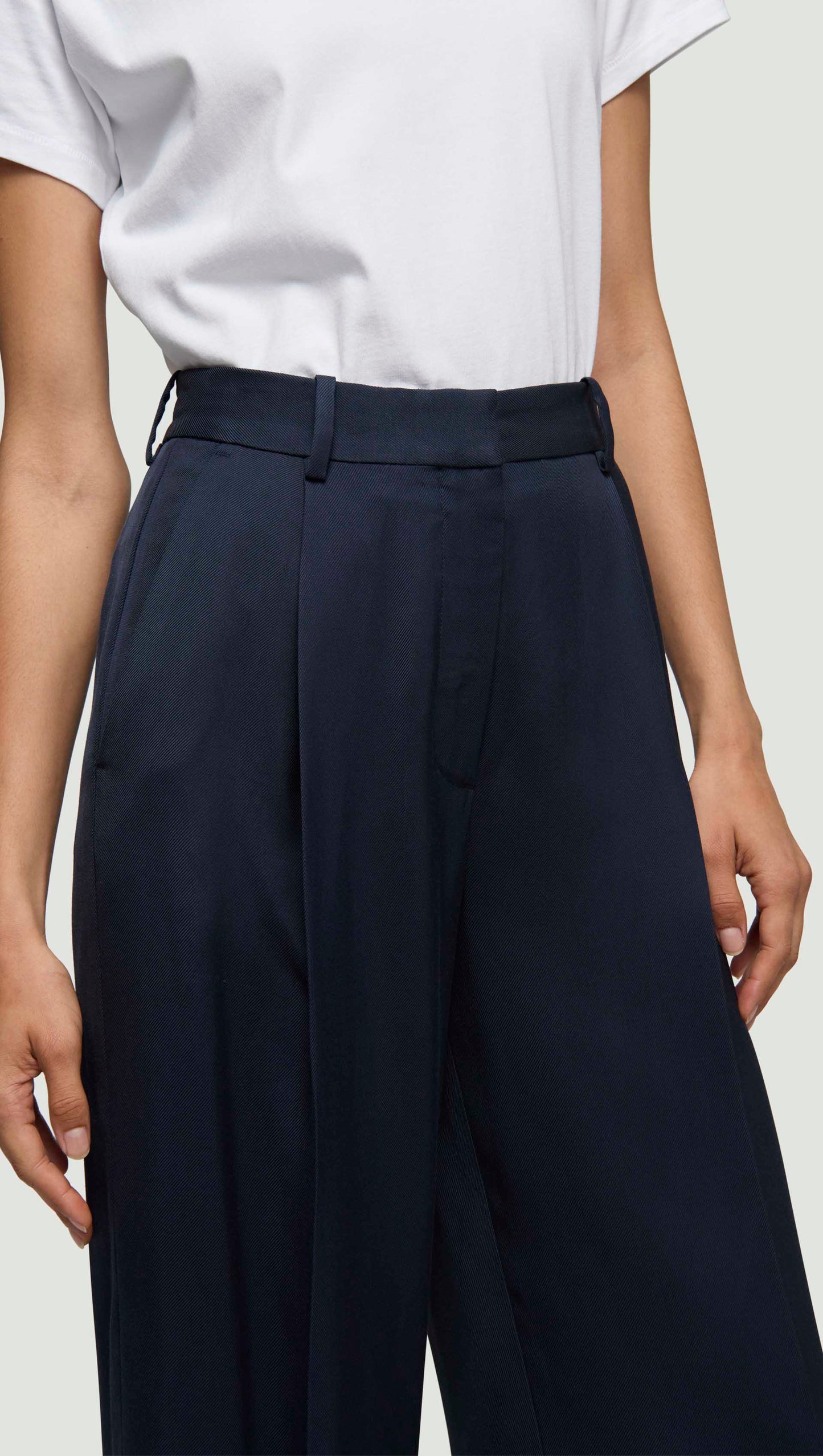 Single Pleat Trouser in Satin Twill | Navy