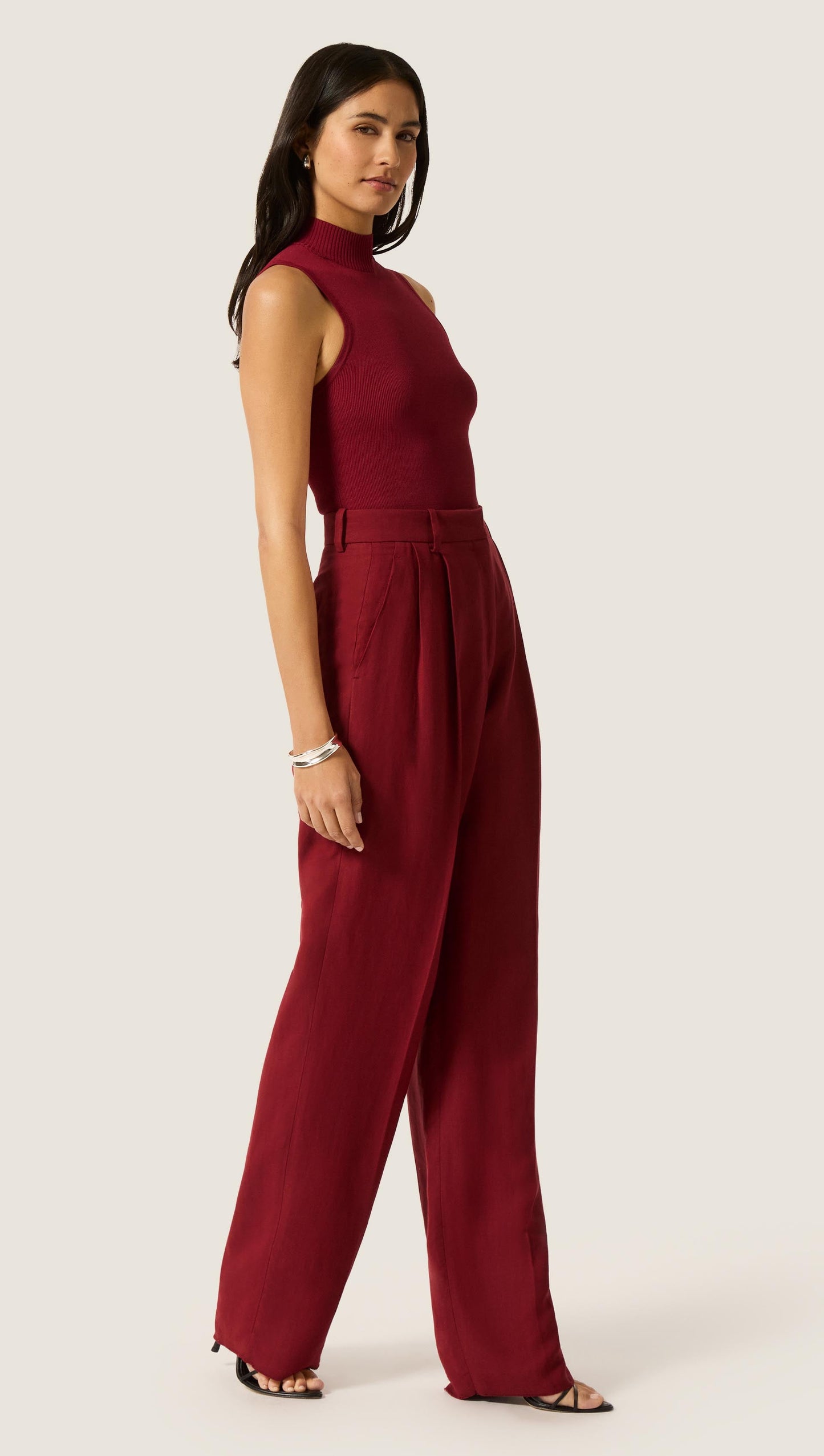 Pleated Tapered Trouser in Viscose Linen | Maroon
